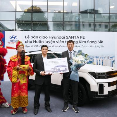 Hyundai Thành Công Việt Nam bàn giao xe Hyundai Santa Fe Calligraphy 2.5 Turbo cho HLV Kim Sang-Sik