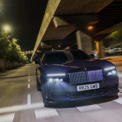 Rolls-Royce giới thiệu Black Badge Spectre: Bí ẩn và cá tính từ những sắc màu táo bạo
