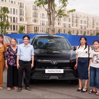 VINFAST BÀN GIAO LÔ XE LIMO GREEN ĐẦU TIÊN CHO KHÁCH HÀNG
