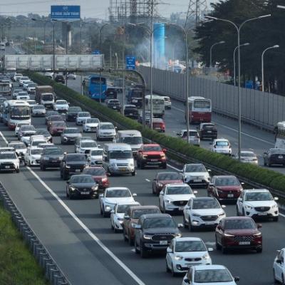 NƯỚC NGOÀI XỬ PHẠT THẾ NÀO VỚI TÀI XẾ KHÔNG GIỮ KHOẢNG CÁCH TRÊN CAO TỐC?
