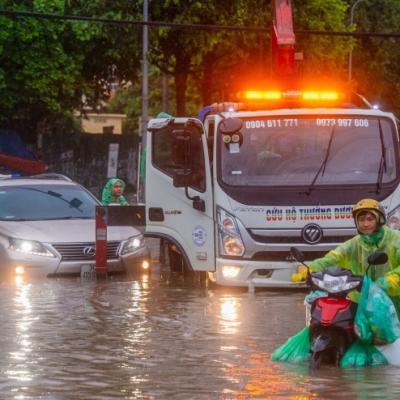 CỨU HỘ Ô TÔ SẬP GẦM GIỮA ĐÊM MƯA TẦM TÃ, GIÁ 1,2 TRIỆU ĐỒNG LÀ ĐẮT HAY RẺ?