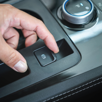 PHANH TAY ĐIỆN TỬ TRÊN SUV CỠ B: TIỆN NGHI XU HƯỚNG HAY "ÁN TỬ" KHI ẮC QUY CHẾT?