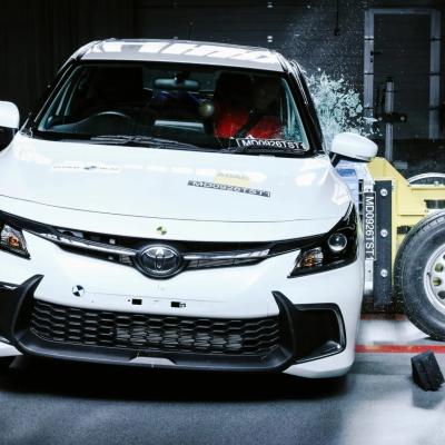 TOYOTA STARLET 'RỚT THẢM' TRONG BÀI KIỂM TRA AN TOÀN, THIẾU TÚI KHÍ BÊN LÀ ĐIỂM TRỪ LỚN